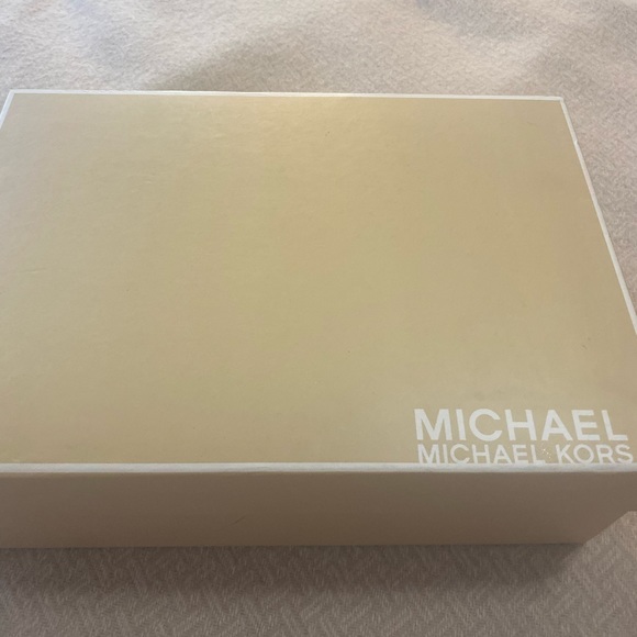 Michael Kors red suede shoes - Picture 4 of 6